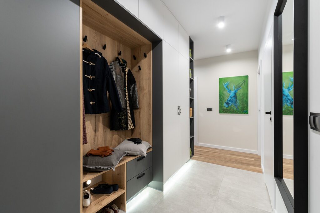 wardrobe, mirror, corridor-5974515.jpg